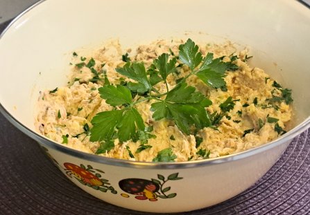 Jajeczna pasta z makrelą wędzoną.