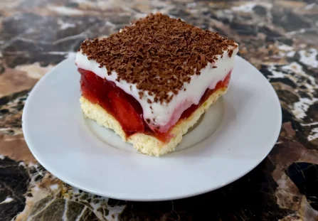 Sernik na zimno na biszkoptach z galaretką i truskawkami bez pieczenia