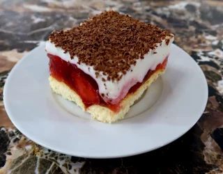 Sernik na zimno na biszkoptach z galaretką i truskawkami bez pieczenia