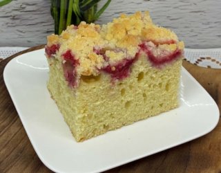 Proste ciasto z truskawkami na dużą blachę