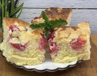 Ciasto drożdżowe z truskawkami i maślaną kruszonką