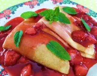 Naleśniki z frużeliną truskawkową