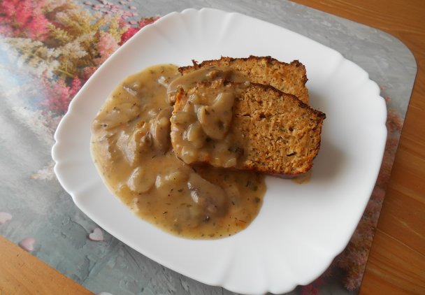 Pieczeń z mięsa mielonego z sosem grzybowym
