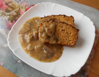 Pieczeń z mięsa mielonego z sosem grzybowym