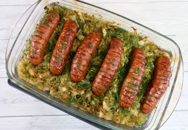 Kiełbasa pieczona w młodej kapuście