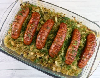 Kiełbasa pieczona w młodej kapuście
