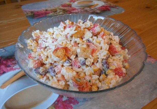 Sałatka z surimi i ryżem
