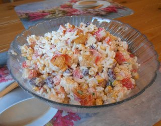 Sałatka z surimi i ryżem