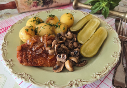 Schabowy bez panierki z cebulą i pieczarkami