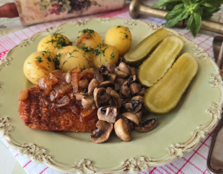 Schabowy bez panierki z cebulą i pieczarkami
