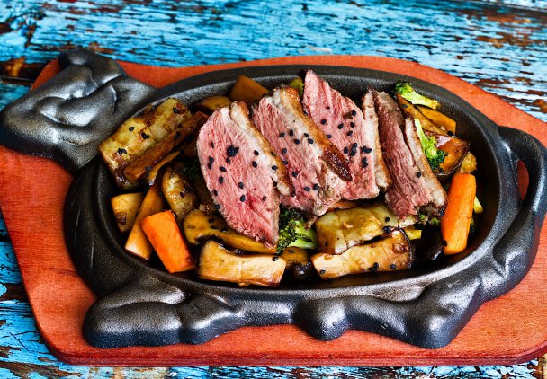 Pierś z gęsi sous vide, topinambur z boczniakami królewskimi - danie z gorącego talerza