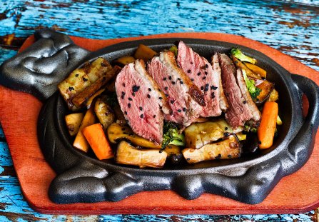 Pierś z gęsi sous vide, topinambur z boczniakami królewskimi - danie z gorącego talerza