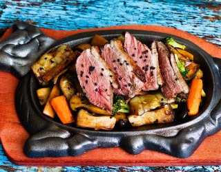 Pierś z gęsi sous vide, topinambur z boczniakami królewskimi - danie z gorącego talerza