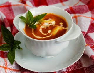 Zupa krem z pomidorów i świeżych ziół