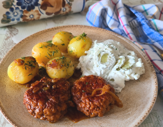 Kotlety mielone z cebulką w sosie własnym