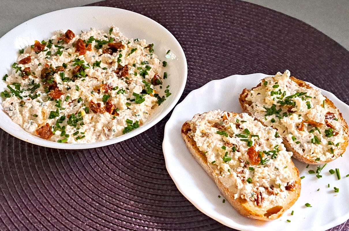 Twarogowa pasta z suszonymi pomidorami w oleju.