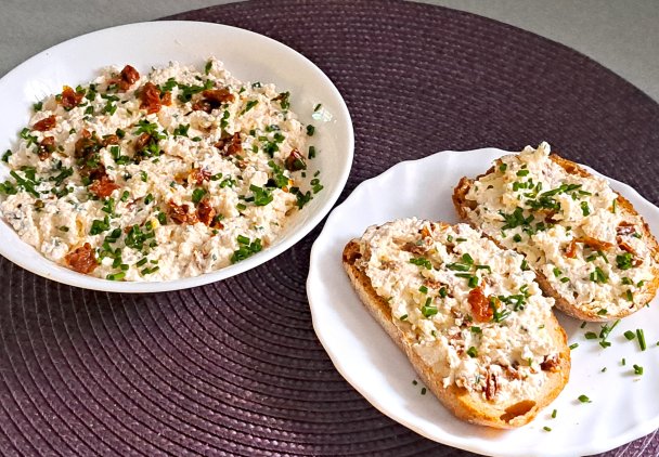 Twarogowa pasta z suszonymi pomidorami w oleju.