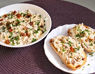 Twarogowa pasta z suszonymi pomidorami w oleju.