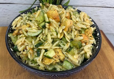 Sałatka z makaronem orzo