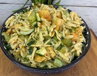 Sałatka z makaronem orzo