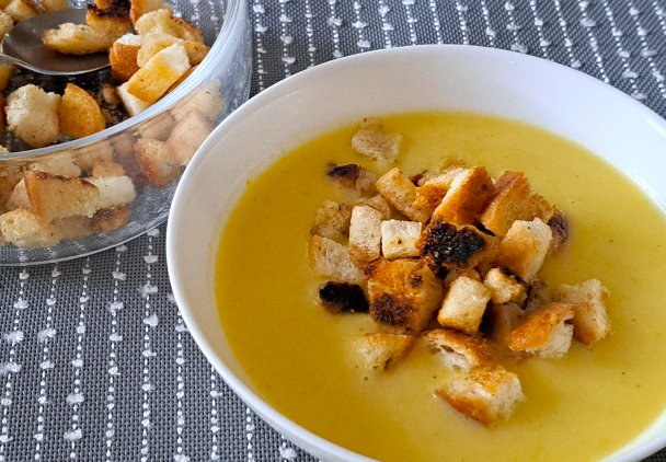 Zupa krem z żółtej cukini.