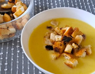 Zupa krem z żółtej cukini.