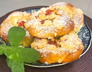 Drożdżówki z rabarbarem, truskawkami  i kruszonką.