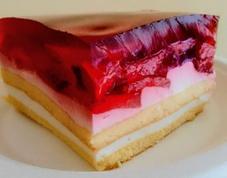 Ciasto z truskawkami kremem i galaretką