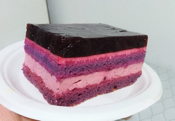 Biszkopt Jagodowy z Mascarpone i Galaretką
