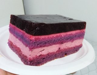 Biszkopt Jagodowy z Mascarpone i Galaretką