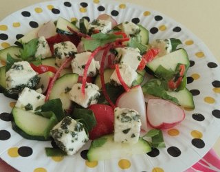 Sałatka z cukinii rzodkiewki i serem feta