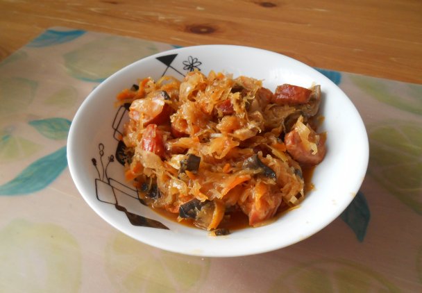 Bigos z kiszonej kapusty z kiełbasą i grzybami