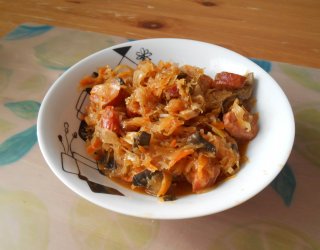 Bigos z kiszonej kapusty z kiełbasą i grzybami