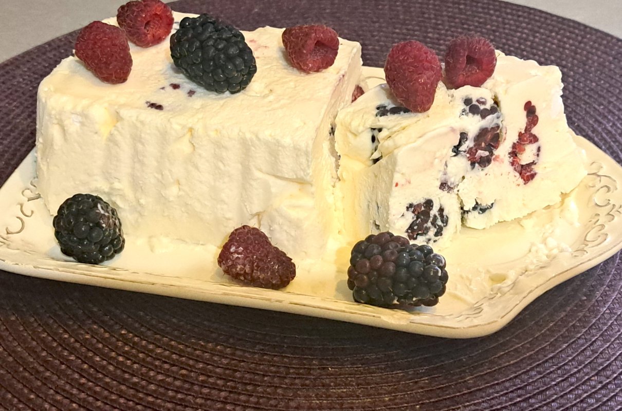 Semifreddo z malinami ostrężynami.
