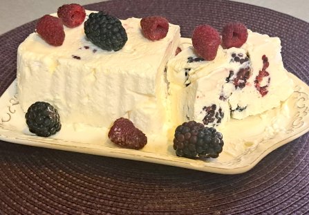 Semifreddo z malinami ostrężynami.