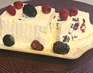 Semifreddo z malinami ostrężynami.