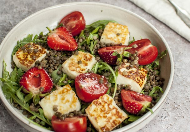 Sałatka z grillowanym halloumi z truskawkami