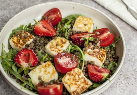 Sałatka z grillowanym halloumi z truskawkami
