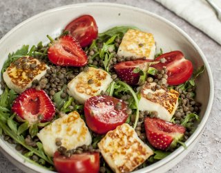 Sałatka z grillowanym halloumi z truskawkami