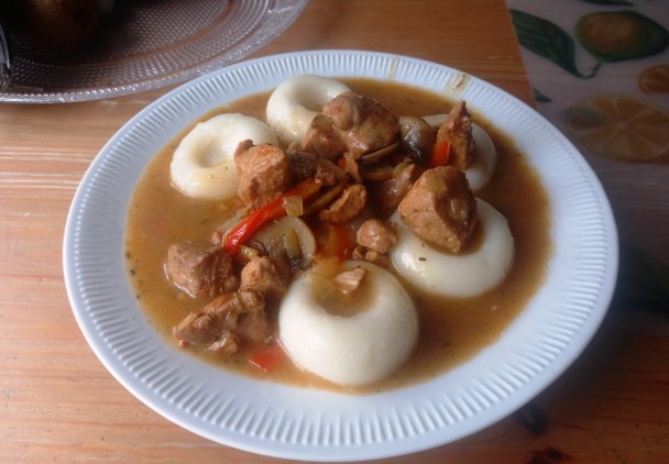 Kluski śląskie z gulaszem