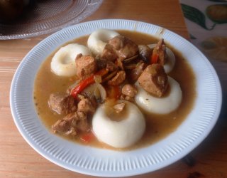 Kluski śląskie z gulaszem