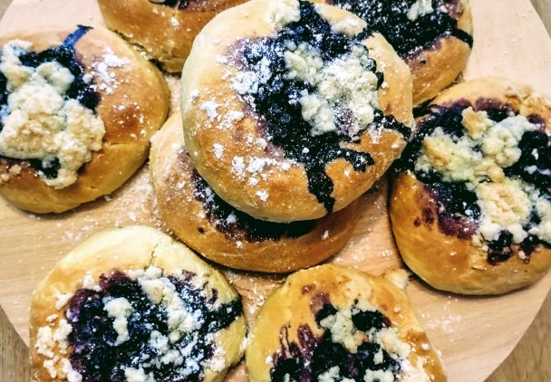 Drożdżowe bułeczki z jagodami i kruszonką