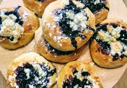 Drożdżowe bułeczki z jagodami i kruszonką