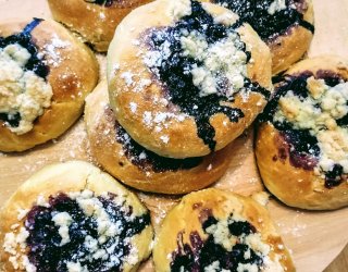 Drożdżowe bułeczki z jagodami i kruszonką