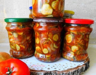 Ogórki w zalewie ketchupowej na zimę