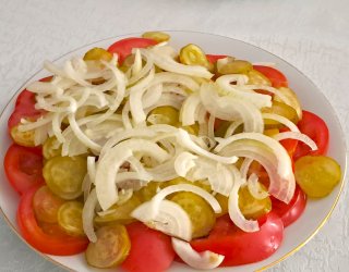 Pomidor z ogórkiem małosolnym i cebulą.