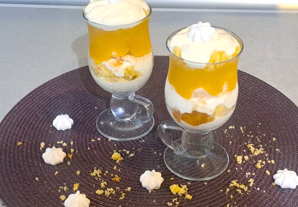 Szybki deserek z mango z bezikami.