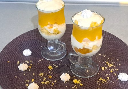 Szybki deserek z mango z bezikami.