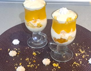 Szybki deserek z mango z bezikami.