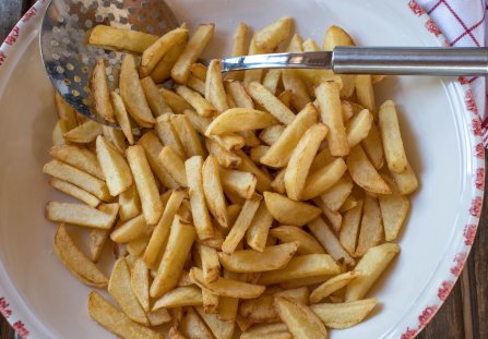 Frytki miękkie w środku i chrupiące na zewnątrz